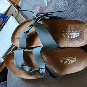 Cliffs by White Mountain Gray Sandals